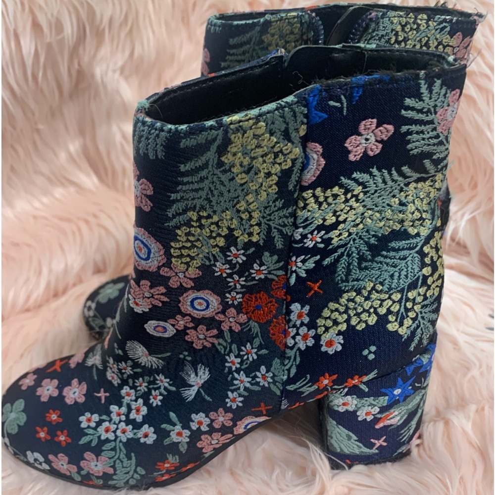 Womens SZ 6 Ankle Boots Bursting with Color, Floral Tapestry style,Indigo Road